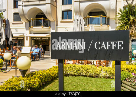 CANNES, Francia - Aprile 2019: Segno al di fuori dell'Armani Cafe a Giorgio Armani store sul lungomare di Cannes. Armani è un ben noto marchio di designer Foto Stock