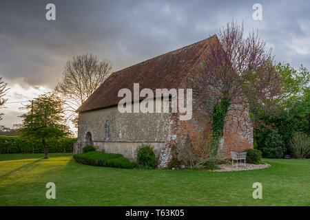 San Giovanni Battista a cura di TDC, una chiesa ridondante in Eldon superiore nella luce della sera, Hampshire, Inghilterra, Regno Unito Foto Stock