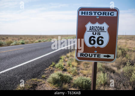 La storica Route 66 segno di traffico dalla strada in Arizona, Stati Uniti d'America Foto Stock