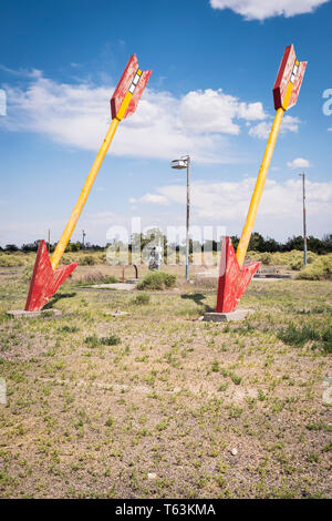 Doppie frecce abbandonato trading post sulla vecchia storica Route 66, Arizona, Stati Uniti d'America Foto Stock