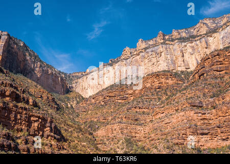 Vista dei diversi strati di roccia durante il Bright Angel Trail sul Grand Canyon, Arizona, Stati Uniti d'America Foto Stock