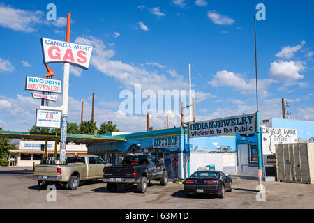 Canada Mart Stazione di gas e negozio di articoli da regalo sulla vecchia storica Route 66 in Kingman, Arizona, Stati Uniti d'America Foto Stock