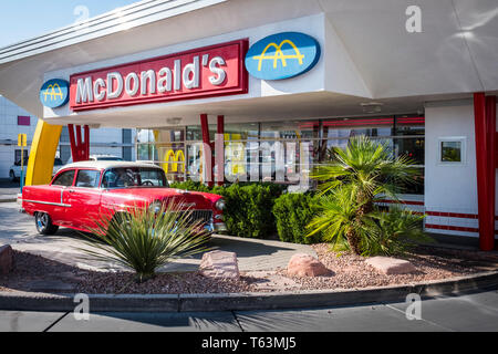 Vecchio ristorante McDonald's e drive-thru a Las Vegas, Nevada, STATI UNITI D'AMERICA Foto Stock