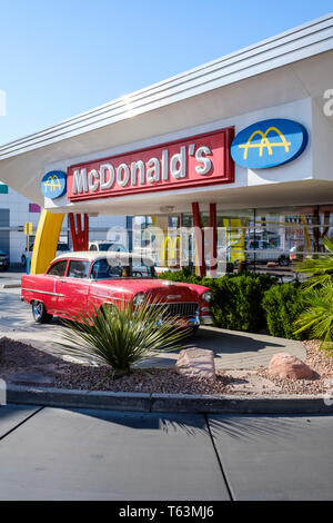 Vecchio ristorante McDonald's e drive-thru a Las Vegas, Nevada, STATI UNITI D'AMERICA Foto Stock