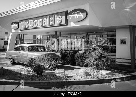 Vecchio ristorante McDonald's e drive-thru a Las Vegas, Nevada, Stati Uniti d'America in bianco e nero Foto Stock