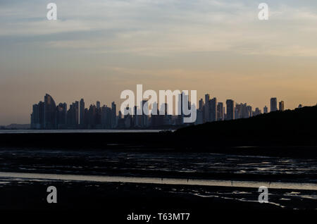 Panama City skyline come visto dalla Costa del Este Foto Stock
