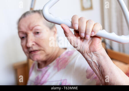 Una vecchia donna tira se stessa su una forca Foto Stock