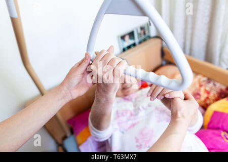 Una vecchia donna tira se stessa su una forca Foto Stock