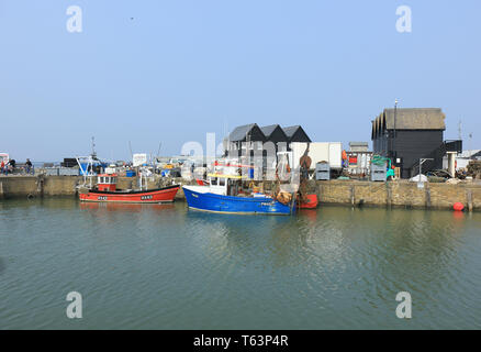 Barche da pesca ormeggiate nel porto di Whitstable Foto Stock