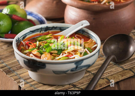 Khao poon. Riso zuppa di noodle. Laos cibo Foto Stock