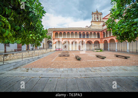 Convento di San Francisco a Compas de San Francisco Square a Cordoba, Spagna. Gotico Rinascimentale tempio rimaneggiata nel XVIII secolo in stile barocco Foto Stock