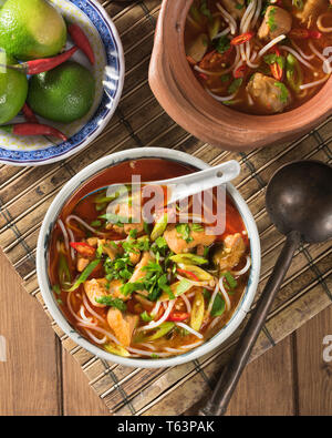 Khao poon. Riso zuppa di noodle. Laos cibo Foto Stock