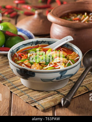 Khao poon. Riso zuppa di noodle. Laos cibo Foto Stock