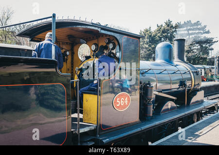 Sheringham, Regno Unito - 21 Aprile 2019: personale nella cabina del papavero linea treno a vapore, noto anche come il North Norfolk ferroviario, un patrimonio Steam Railway tha Foto Stock