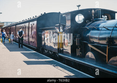 Sheringham, Regno Unito - Aprile 21,2019: personale in attesa del segnale di partenza della linea di papavero treno, noto anche come il North Norfolk ferroviario, un patrimonio vapore R Foto Stock