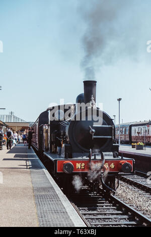 Sheringham, Regno Unito - 21 Aprile 2019: il personale e il passeggero dalla linea di papavero treno a vapore, noto anche come il North Norfolk ferroviario, un patrimonio Ferrovie a Vapore Foto Stock
