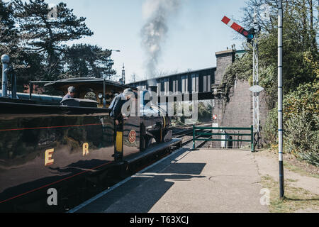 Sheringham, Regno Unito - 21 Aprile 2019: equipaggio guardando fuori della cabina sulla linea di papavero treno a vapore, noto anche come il North Norfolk ferroviario, un patrimonio Rai a vapore Foto Stock