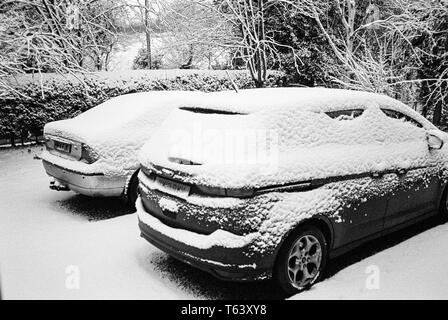 Coperta di neve auto, Medstead, Hampshire, Inghilterra, Regno Unito. Foto Stock