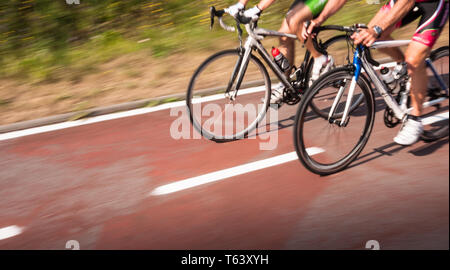 I ciclisti in movimento Foto Stock