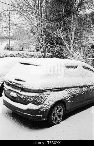 Coperta di neve auto, Medstead, Hampshire, Inghilterra, Regno Unito. Foto Stock