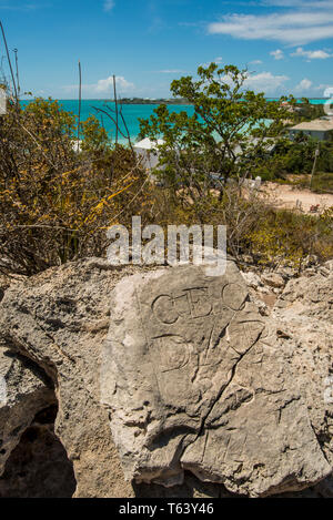 Iscrizioni rupestri, Sapodilla Hill Historic Site, Sapodilla Bay, Isole Turks e Caicos, dei Caraibi. Foto Stock