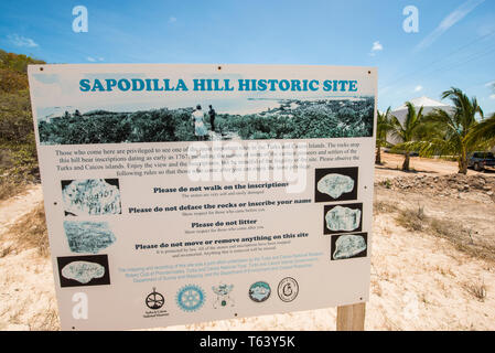 Iscrizioni rupestri, Sapodilla Hill Historic Site, Sapodilla Bay, Isole Turks e Caicos, dei Caraibi. Foto Stock