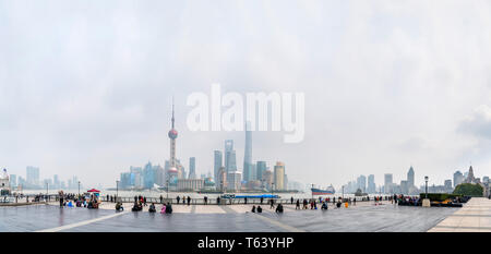 Il quartiere di Pudong e il fiume Huangpu visto dal Bund (Waitan) all'inizio di marzo 2019 quando la AQI (indice di qualità dell'aria) è stato di oltre 200, Shanghai, Cina Foto Stock