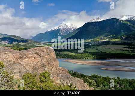 Le aspre montagne della Reserva Nacional Cerro Castillo,sopra til Rio Ibanez fiume,Aysén provincia,Cile. Foto Stock