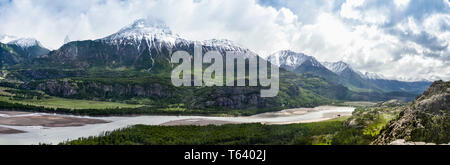 Le aspre montagne della Reserva Nacional Cerro Castillo,sopra til Rio Ibanez fiume,Aysén provincia,Cile. Foto Stock