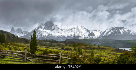 Le aspre montagne della Reserva Nacional Cerro Castillo,Aysén del generale Carlos Ibáñez del campo Regione,Cile. Foto Stock