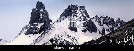 Panorama del robusto pinacles vicino alla cresta del vertice di Cerro Castillo, Reserva Nacional Cerro Castillo, Cile ,America del Sud. Foto Stock