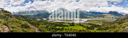 Panorama della Reserva Nacional Cerro Castillo, riserva naturale nazionale del Cile ,America del Sud durante l'estate. Foto Stock