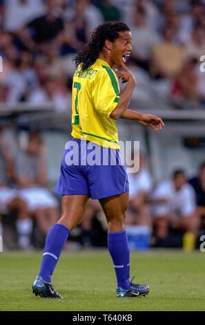 Stade de Gerland Lyon Francia, 21.06.2003, calcio: FIFA Confederations Cup, Brasil (giallo) vs USA (bianco) 1:0 --- Ronaldinho (BRA) Foto Stock