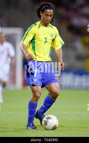 Stade de Gerland Lyon Francia, 21.06.2003, calcio: FIFA Confederations Cup, Brasil (giallo) vs USA (bianco) 1:0 --- Ronaldinho (BRA) Foto Stock