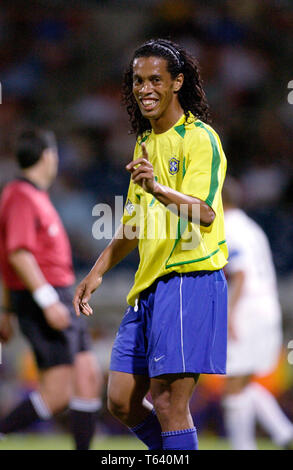 Stade de Gerland Lyon Francia, 21.06.2003, calcio: FIFA Confederations Cup, Brasil (giallo) vs USA (bianco) 1:0 --- Ronaldinho (BRA) Foto Stock