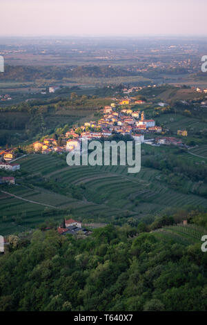 Piccolo villaggio Kozana su sunrise tra i vigneti in produzione vinicola della regione Brda in Slovenia vicino alla frontiera con l'Italia in Europa Foto Stock