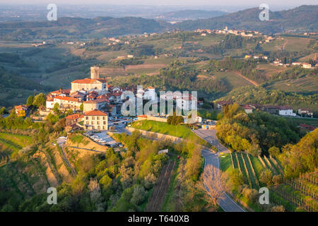 Piccolo villaggio Šmartno su sunrise tra i vigneti in produzione vinicola della regione Brda in Slovenia vicino alla frontiera con l'Italia in Europa Foto Stock