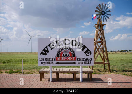 Digital Signage in Adrian dichiara orgogliosa a 1139 miglia di distanza per ogni originale US 66 endpoint, Texas, Stati Uniti d'America Foto Stock