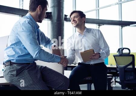 Business Meeting di partenariato concetto. Imprenditori handshake. Gli imprenditori di successo lo handshaking dopo un buon affare. Foto Stock