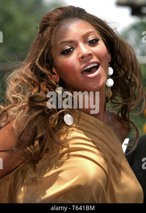 BEYONCE KNOWLES esegue sul CBS EARLY SHOW A CBS PLAZA IN NYC 06/27/2003 foto da John Barrett/PHOTOlink.net Foto Stock