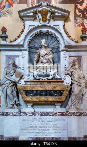 Galileo Galilei 's tomba. Basilica della Santa Croce (Basilica di Santa Croce) Firenze, Italia Foto Stock