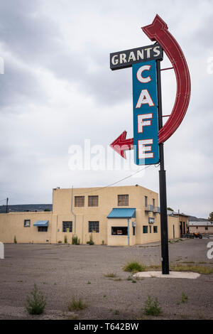 Insegna al neon di sovvenzioni cafè sulla vecchia storica Route 66, sovvenzioni, Nuovo Messico, STATI UNITI D'AMERICA Foto Stock