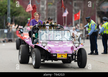 New Orleans, Louisiana, Stati Uniti d'America - 23 Febbraio 2019: Mardi Gras Parade, membri della Gerusalemme Shriners guida bug di sabbia al Mardi Gras Parade Foto Stock