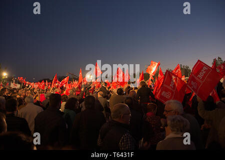 Bandiere sventolate al vento di quelli che frequentano un rally del PSOE, Spagnolo partito politico Foto Stock