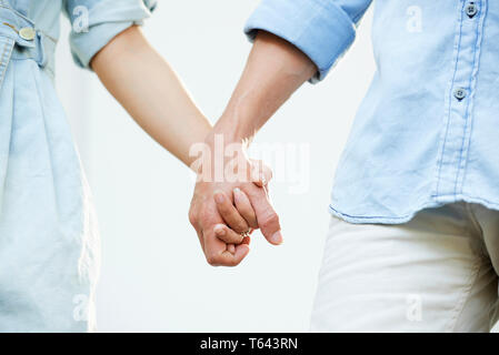 Giovane Holding Hands Foto Stock