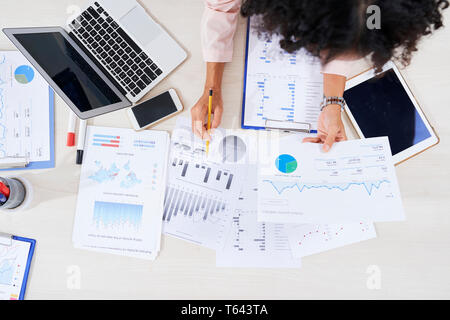 Analista finanziario il lavoro con i documenti Foto Stock