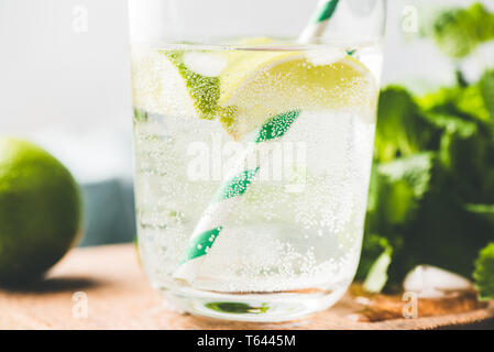 Vista ingrandita di limonata frizzante in vetro, freddo bevanda estiva Foto Stock