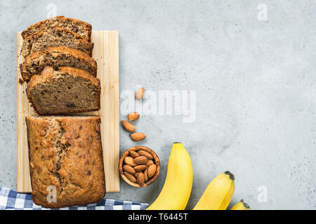 Una sana paleo banana pagnotta di pane sul cemento grigio Sfondo. Tabella vista superiore Foto Stock