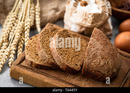 Pane di segale sulla tavola di legno in una panetteria. Il pane fatto in casa Foto Stock