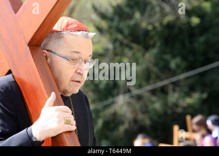 Monsignor André Vingt-Trois. Le stazioni della croce. Buon Venerdì. Basilica del Sacro Cuore. Parigi. Foto Stock